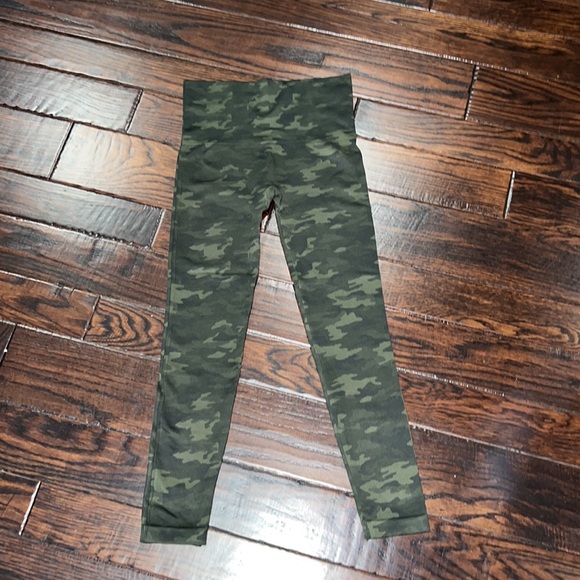 Spanx seamless green camo leggings, size M - Picture 2 of 5